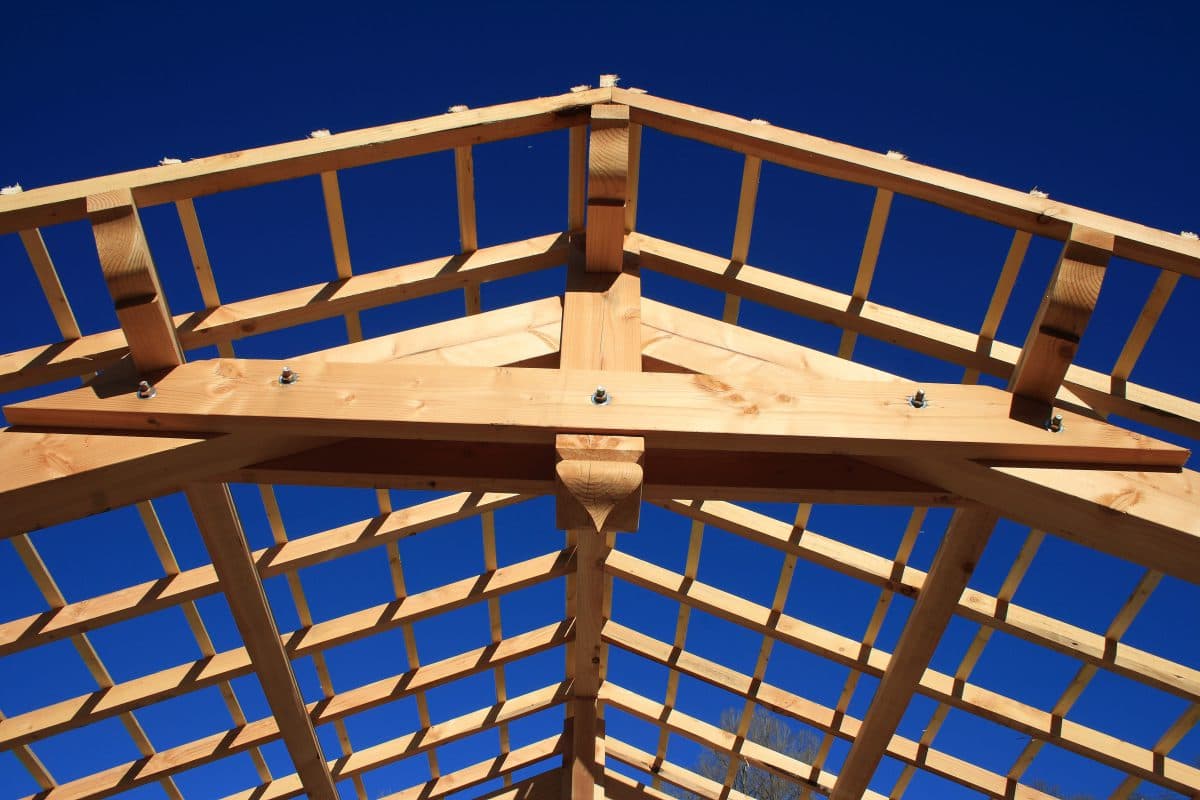 Conception sur mesure, taillage en atelier et installation de charpente bois traditionnelle à Bourges, dans le respect du style local et des normes structurelles.