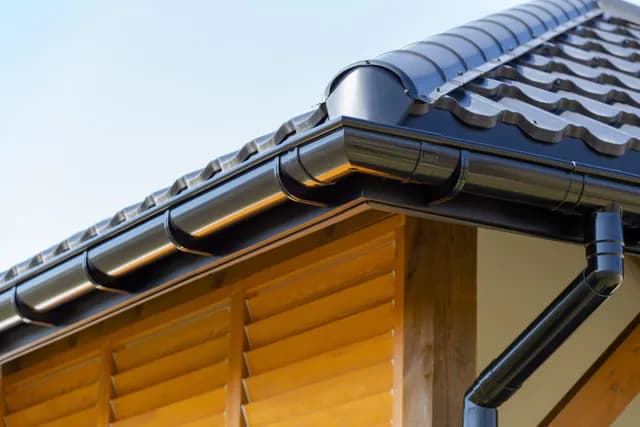 Travaux de zinguerie sur mesure : pose ou remplacement de gouttières, chéneaux, noues et abergements en zinc ou alu à Bourges.