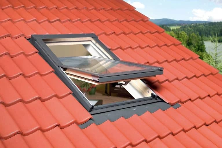 Installation de fenêtres de toit Velux, puits de lumière ou lucarnes à Bourges pour gagner en luminosité naturelle dans vos combles.