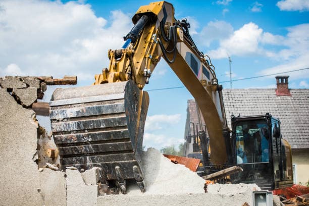 Démolition de maison et immeuble complet à La Chapelle-Saint-Ursin