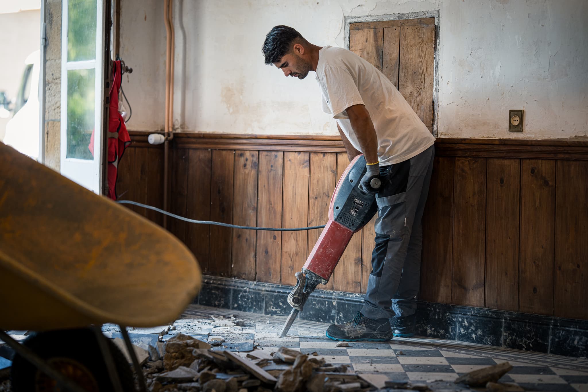 Dépose de revêtements (sols, cloisons) à La Chapelle-Saint-Ursin